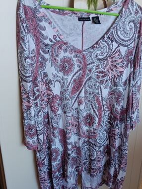 Tahari Pink and White Paisley V‑Neck Tunic 2x